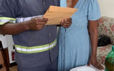 His wife would take his card and only give him 20 pesos… He called her stingy, until he opened the envelope she had hidden for 5 years.
